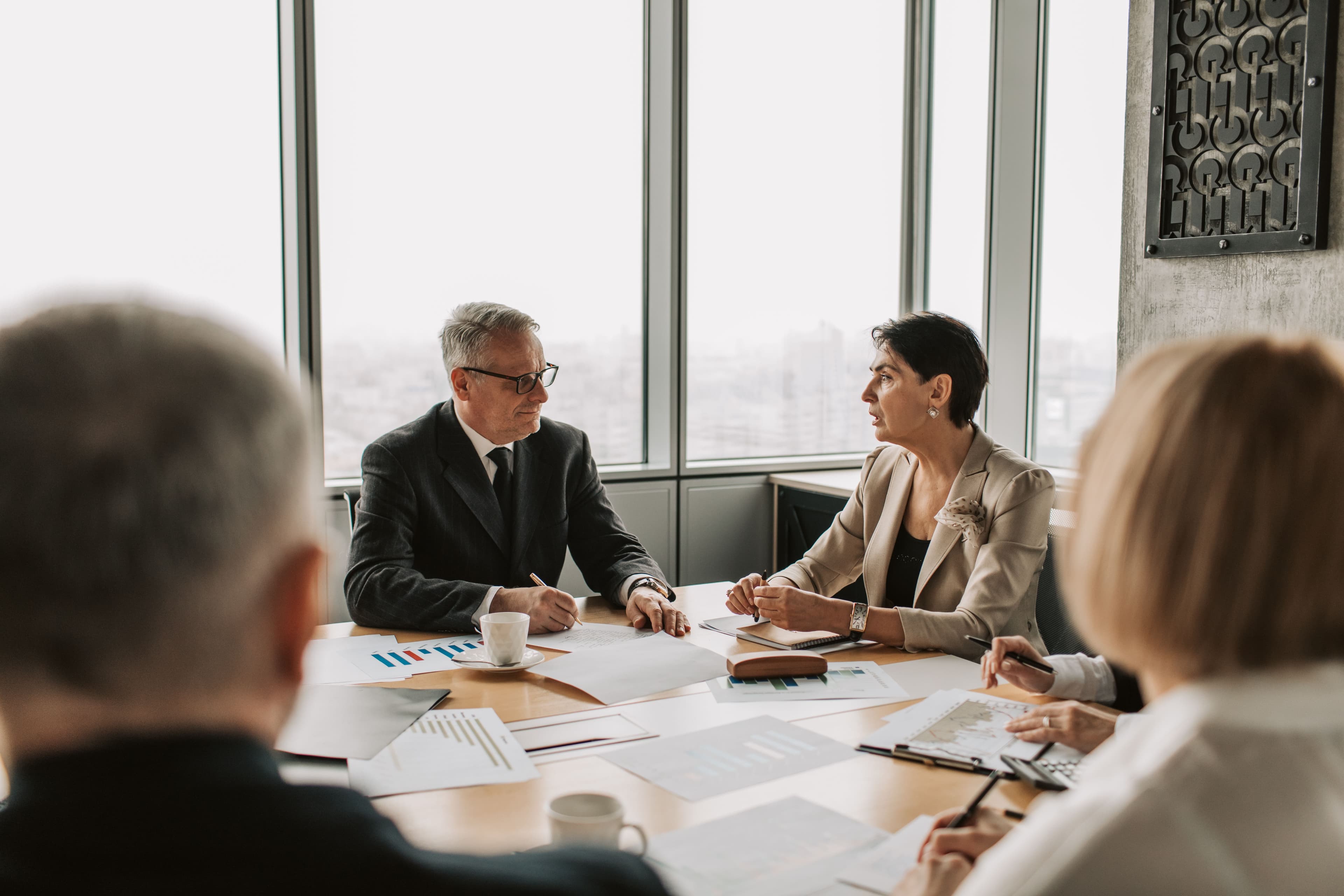 Professionisti di uno studio al lavoro